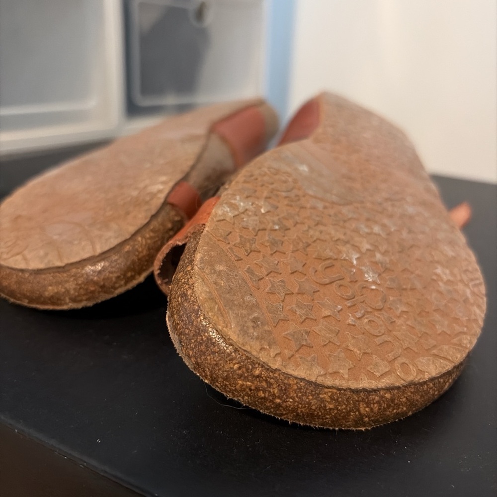 Elegant Tan Leather Sandals with Buckle - Picture 6 of 8